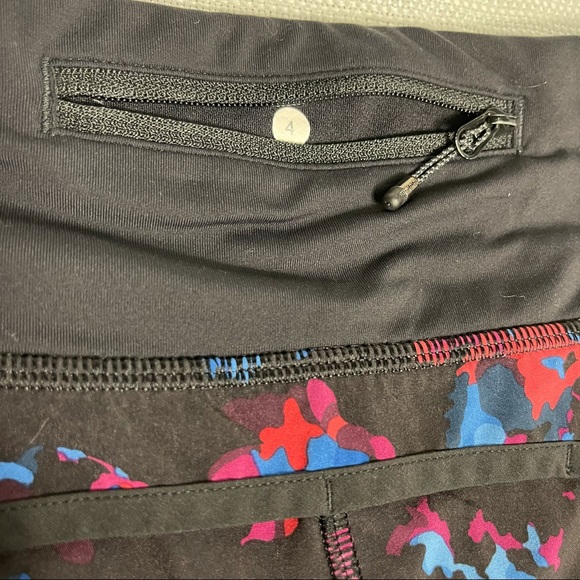 Lululemon Speed Up Shorts - Picture 3 of 4
